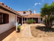 Localizada na tranquila e encantadora Ribeira de Alte,...