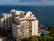 Localizado na primeira linha