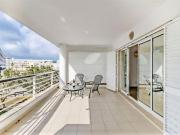 Localizado no primeiro andar de um edifício com...