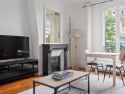 Location Appartement Sortie Parking Hoche, Paris