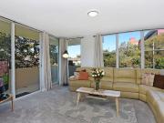 Location Location! 2 Bedrooms Apartment Mins walk to...