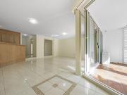 LOCATION! LOCATION! SPACIOUS GROUND FLOOR UNIT 2 MINUTES...