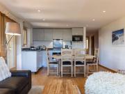 LOCATION SAISONNIÈRE: Charmant appartement rénové de 3...