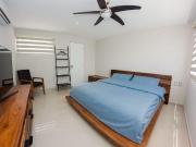 Loft de dos pisos a solo 7 calles de la playa!