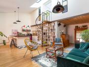 Loft en dernier étage à la rénovation contemporaine