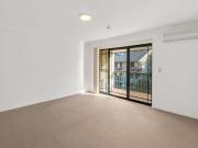 Loft Style Apartment in Bell’s Square + Lock up Garage