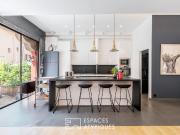 Loft totalement rénové avec patio et parking