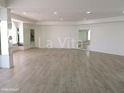 Loja com 250 m2, com montra para a av. Marginal, no...