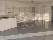 Loja com 272 m e garagem box, na estrada principal da...