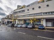 Loja com divisão ampla e 1 casa de banho em Linda a Velha