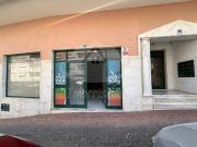 Loja com garagem, localizada na Urbanização Colina do...