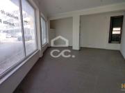 Loja com montras e de grande movimento. | 26014063288