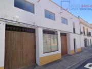 Loja em banda, destinada a espaço comercial, no centro...