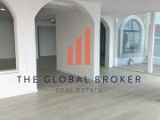 Loja em S. Pedro do Estoril para arrendamento. Vista de mar