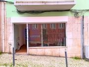 Loja na Graça, com montra ampla e excelente luz natural,...