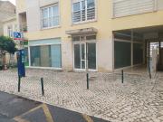 Loja no centro de Alges com 30 m2 + estacionamento...