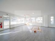 Loja nova em rés do chão com lugar de parqueamento privativo