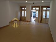 Loja totalmente renovada junto da estação de Metro de...