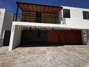Lomas de Juriquilla, en venta amplia casa con excelentes...