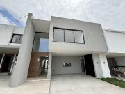 LOMAS DEL DORADO, Casa en VENTA con amplio jardin,...