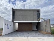 LOMAS DEL DORADO, Casa en VENTA con amplio jardin y 3...