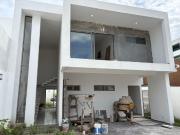 LOMAS DIAMANTE, Casa en VENTA con amplio jardin y 3...