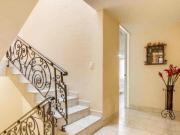 Lomas Verdes, casa con jardín comunal en calle cerrada