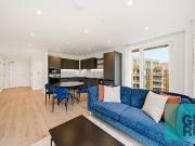 Lombard Square, London SE28, 2 bed flat to rent, £2,300...