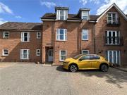 London Road, Bagshot, Surrey GU19, 2 bed flat to rent,...