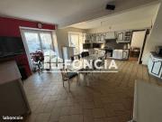 Longère en pierre mitoyenne d’un côté – 126 m² avec...