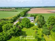 Longère traditionnelle du Val de loire sur son parc avec...