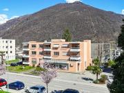 LOSONE Spazio commerciale luminoso e versatile in...