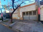Lote con 3 propiedades 2 casas local comercial
