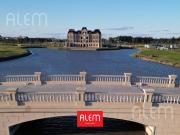 Lote en venta con fondo a laguna central en Pride Canning