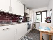 Lovely 2 Bed in Gated Development Close to Station