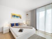 Lovely and quite flat with balcony to gardenside close...