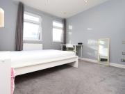 Lovely double bedroom near Brayford Square Shopping...