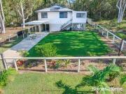Lovely home amongst the gumtrees with a cockatoo and...