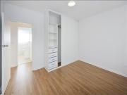 Lovely Quiet Position, Upstairs Unit. Close to CBD
