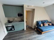 Lovely sole use double bed split level apartment