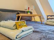 Lovingly furnished & stylish apartment with good...