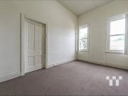 Low Maintenance Flat In Great Location!