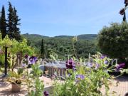 Luberon, sur les hauteurs de la ville d'Apt, maison...