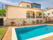 Lucas Fox presenta esta acogedora villa en una de las...