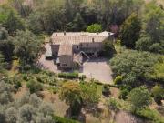 Lucas Fox presenta esta amplia casa familiar con gran...