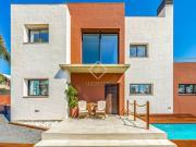 Lucas Fox presenta esta casa de 279 m² con piscina...
