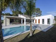 Lucas Fox presenta esta casa distribuida en una sola...