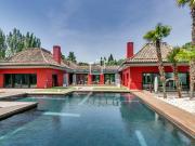 Lucas Fox presenta esta excepcional villa con un...