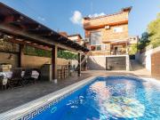 Lucas Fox presenta esta excepcional vivienda esquinera...