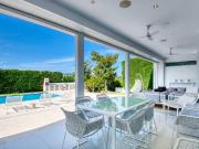 Lucas Fox presenta esta villa con vistas al mar situada...